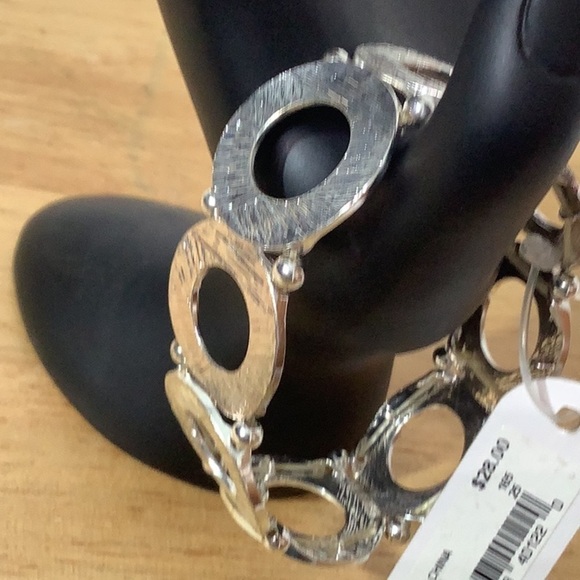 Relativity NEW - hammered silver colored stretchy bracelet - timeless - Picture 4 of 7